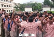 وائس پرنسپال پر خاتون لیکچرار کے ساتھ جنسی ہراسانی کا الزام۔۔ طلباء کا احتجاجی مظاہرہ