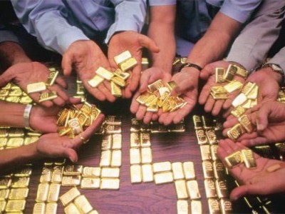 Govt hikes gold import duty to 15 pc
