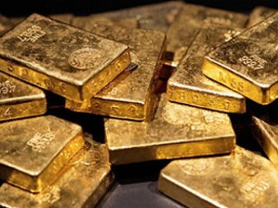 Gold recovers on softer dollar as traders await economic cues