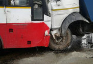 بھٹکل:سرکاری بس اور آئی آر بی کمپنی لاری کے درمیان تصادم : دونوں ڈرائیور شدید زخمی ،کوئی جانی نقصان نہیں