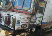 منگلورو میں بس اور لاری کے درمیان خطرناک تصادم ؛ ایک خاتون ہلاک؛ 17 زخمی