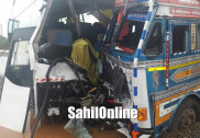 بھٹکل میں پرائیویٹ بس اور لاری کی ٹکر؛ بس ڈرائیور سمیت سات زخمی