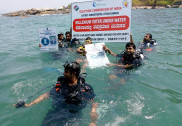 نوجوان ووٹرس کو اپنا حق استعمال کرنے کی ترغیب دینے کے لئے سمندر کی لہروں پر ووٹر شناختی کارڈز کی تقسیم 