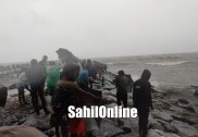 ساحلی کرناٹکا میں زبردست بارش؛ بیندور  میں ایک کشتی ڈوبنے سے چار ماہی گیر سمندر میں غرق ہوکر لاپتہ؛ بھٹکل ہائی وے پر تالاب کا منظر