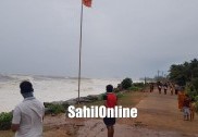 بھٹکل سمیت ساحلی کرناٹکا میں 'ٹاوکٹے' طوفان  کا اثر؛ طوفانی ہواوں کے ساتھ  جاری ہے بارش؛  کئی مکانوں کی چھتیں اُڑ گئیں، بھٹکل میں ایک کی موت