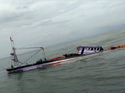 Mangaluru: Fishing boat capsizes, 11 fishermen rescued