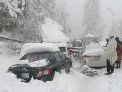 پاکستان کے سیاحتی مقام مری میں زبردست برفباری؛ 22 لوگوں کی موت؛ گاڑیوں میں بیٹھے بیٹھے سیاحوں نے توڑا دم