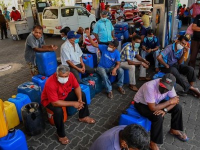سری لنکا میں پٹرول-ڈیزل کے لیے ہنگامہ، اب تک قطار میں لگے 13 افراد ہلاک