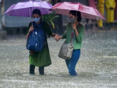Rains continue to lash Mumbai; citizens complain of flooded roads 