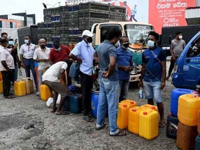 بدترین معاشی بحران کے شکار سری لنکا میں پیٹرول ختم؛ پٹرول خریدنے کے لئے حکومت کے پاس نہیں ہے رقم