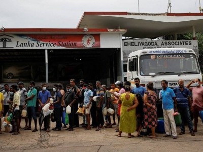 سری لنکا: سمندر کے ساحل پر دو مہینے سے کھڑا ہے پٹرول سے لدا جہاز، حکومت  کے پاس خریدنے کے لئے نہیں ہے پیسے !