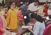 بنگلور: ایس ایس ایل سی نتائج کے بعد پرائیویٹ سمیت سرکاری  کالجوں میں  بھی رش ۔ پی یوسی میں داخلہ لینے کالج میں طلبہ اوروالدین  کی لمبی قطاریں