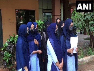 Hijab row resurfaces in K’taka: Muslim students of University College submit memorandum to Dy Commissioner