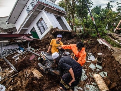 The death toll from the earthquake in Indonesia has risen to 268