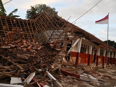 Destruction by strong earthquake in Indonesia, 162 people died