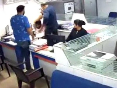Bank of India employee thrashed by two customers in Gujarat, both held