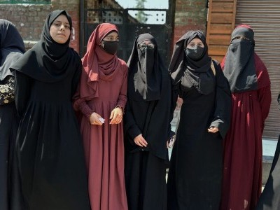 اب سری نگر کے ایک اسکول میں ’حجاب‘ پر ہنگامہ، عبایا پہنے طالبات کو نہیں دی گئی انٹری، مخالفت شروع