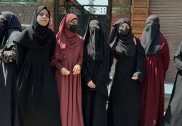 اب سری نگر کے ایک اسکول میں ’حجاب‘ پر ہنگامہ، عبایا پہنے طالبات کو نہیں دی گئی انٹری، مخالفت شروع