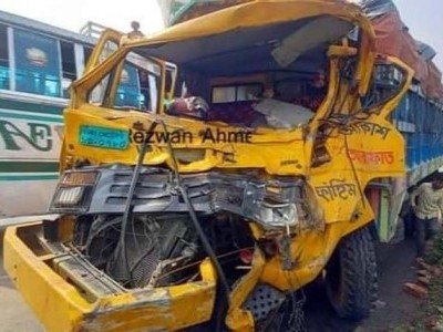 بنگلہ دیش میں خوفناک سڑک حادثہ، ٹرک اور پک اَپ وین میں شدید ٹکر، 14 افراد جاں بحق، ایک درجن زخمی