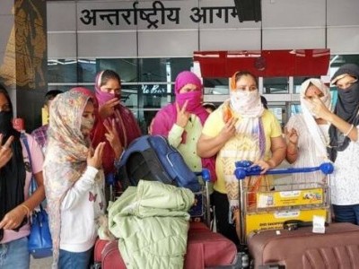 مسقط میں پھنسی 8 ہندوستانی خواتین کی وطن واپسی، مزید 18 کی واپسی کے لیے کوششیں جاری