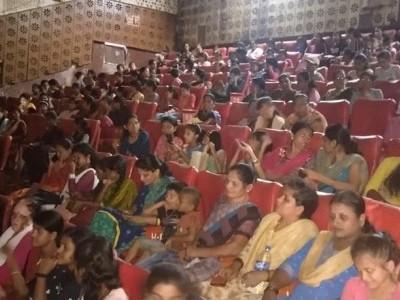 بھٹکل : پشپانجلی تھیٹر میں وشواہندو پریشد کی طرف سے 'دی کیرالہ اسٹوری' فلم کی فری نمائش ؛ طالبات اور والدین کی کثیر تعداد  پہنچی تھیٹر