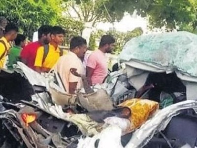 کرناٹک  کے منڈیا میں کھڑی بس سے کار کی ٹکر، 4 ہلاک