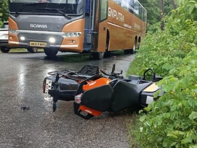 کاروار: بس کو اوور ٹیک کرنے کی کوشش میں  بائک سوار اُسی بس کی زد میں آکر ہلاک