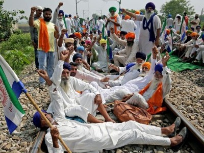 پنجاب میں کسانوں کی تحریک جاری، پٹریوں پر احتجاج کے سبب کئی ٹرینیں متاثر