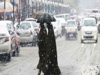 جموں کشمیر میں شدید بارش اور برف باری ، معمولات متاثر