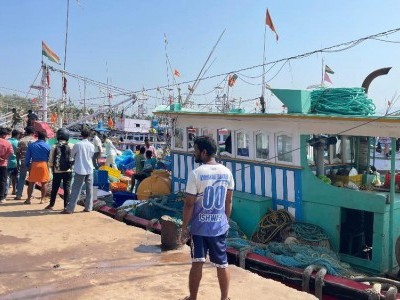 بھٹکل کے ماہی گیروں نے  پکڑ لیں بیرونی ضلع کی دو  کشتیاں - ممنوعہ علاقے میں ماہی گیری کا لگایا الزام 