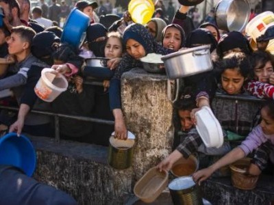 غزہ میں امداد کیلئے قطار میں منتظر افراد کو پھر نشانہ بنایا گیا، 11 شہید