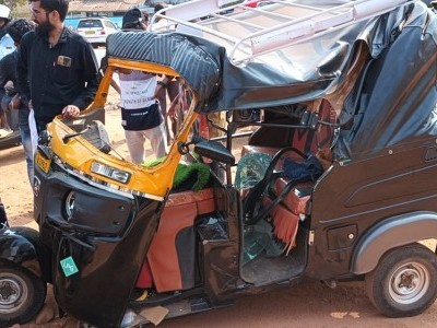 بھٹکل شمس الدین سرکل کے قریب بس اور آٹو رکشہ کی ٹکر؛ آٹو ڈرائیور شدید زخمی