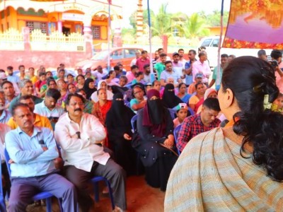 Dr. Anjali Nimbalkar, Congress Candidate for Uttara Kannada Lok Sabha Constituency, Engaging Voters in Karwar During Campaign