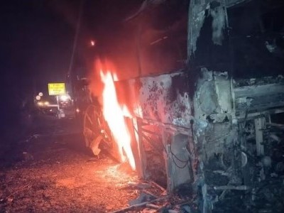 چکمگلورو میں چلتی بس میں لگی آگ 