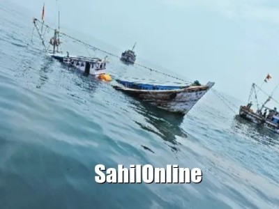 بھٹکل کے سمندر میں ڈوبی ملپے کی ماہی گیر کشتی - پانچ مچھیروں کو بچا لیا گیا ۔ 20 لاکھ روپے کا نقصان