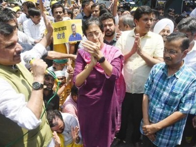 دہلی وزیراعلیٰ کجریوال سمیت عام  آدمی پارٹی کارکنوں کا    بی جے پی دفتر کی طرف مارچ نکالنے کی کوشش ؛ پولس نے    کی ناکام