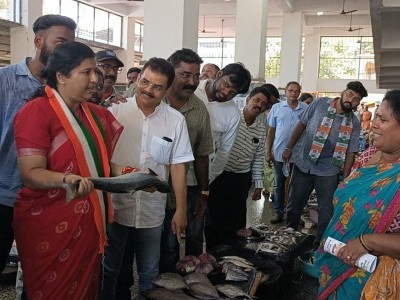 Anjali Nimbalkar Engages Voters at Karwar Fish Market